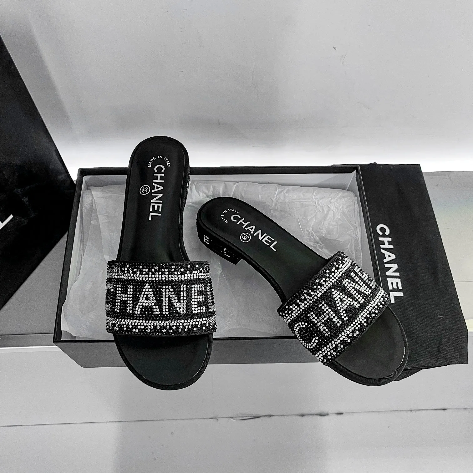 👟👟Ex-factory price 440👟👟 Xiaoxiang Chanel rhinestone slippers with large black rhinestone letters, these really blingbling slippers are full of diamonds. They are both classic and artistic, and can be styled according to your daily style. The characteristic is that the hot diamonds are particularly shiny. They are made with heavy craftsmanship and are not easy to fall off. They have the sexy temperament of celebrities and are versatile. Color: black, white, 35-40 leather outsole